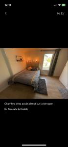 1 dormitorio con cama y ventana en Petite maison chaleureuse des boucles de la Seine, en Le Mesnil-sous-Jumièges