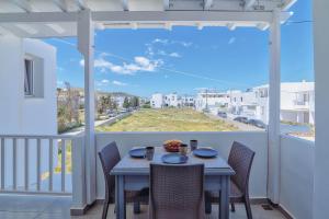 una mesa y sillas en un balcón con vistas en Pavlos Place, en Antíparos