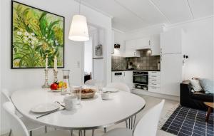 uma sala de jantar branca com uma mesa e cadeiras brancas em Stunning Home In Haderslev With Kitchen em Kelstrup