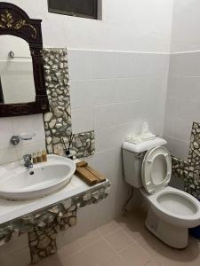 Koupelna v ubytování Oceana Hotel & Beach Resort