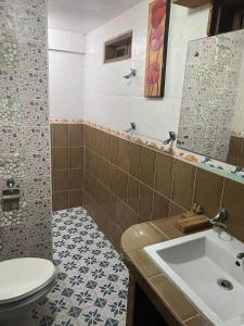 Koupelna v ubytování Oceana Hotel & Beach Resort