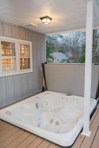 una gran bañera blanca en una habitación con ventana en Cowry Acres - The First House Villa w Hot Tub, en New Hope