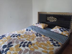 een bed met een dekbed en kussens erop bij Апартаменти 15 хв від жд вокзалу in Lviv