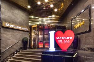 un signo cardiaco en el vestíbulo de un hotel en Mercure Istanbul Bomonti, en Estambul