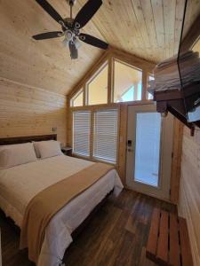 Schlafzimmer mit einem Bett und einem Deckenventilator in der Unterkunft 080 Tiny Home nr Grand Canyon South Rim Sleeps 8 in Valle