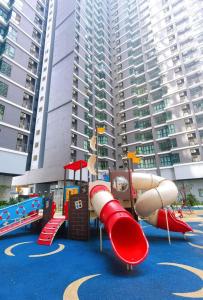 un parque infantil frente a un gran edificio en rumaKL at Majestic Maxim, en Kuala Lumpur
