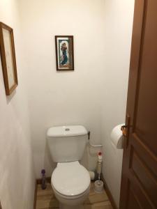 baño con aseo blanco con una foto en la pared en appartement centre ville, en Boulogne-sur-Mer