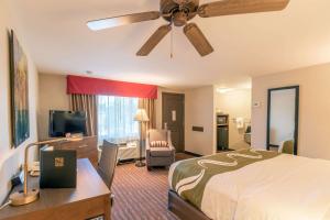 Habitación de hotel con cama y ventilador de techo. en Quality Inn near Rocky Mountain National Park, en Estes Park
