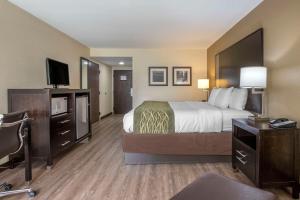 Habitación de hotel con cama y TV de pantalla plana. en Comfort Inn Marion near Downtown & Blue Ridge PKWY, en Marion
