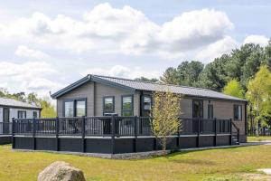 a modular home with a fence in a yard at Ella Lodge in Lincoln