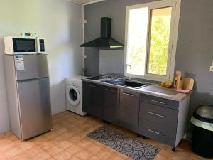 Η κουζίνα ή μικρή κουζίνα στο Appartement de vacances au Moule +1 φωτογραφίες