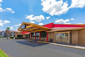a fast food restaurant with a building at Howard Johnson by Wyndham Houston Hobby in Houston