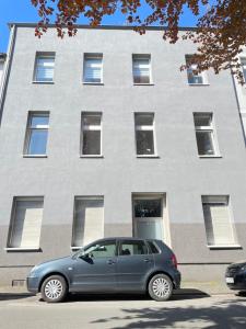 un coche gris estacionado frente a un edificio en Europa Apartments nähe Düsseldorf Messe, Airport en Krefeld