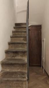 een trap in een kamer met een houten deur bij Large 2BR Apartment Near Piazza San Marco in Florence