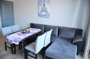 A seating area at Ivanovi Apartments