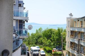 widok na ulicę pomiędzy dwoma budynkami w obiekcie Ivanovi Apartments w Burgas