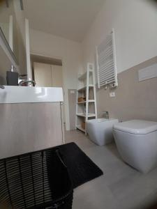 La salle de bains est pourvue de toilettes blanches et d'un lavabo. dans l'établissement Ca' Savio terramare, à Cavallino-Treporti