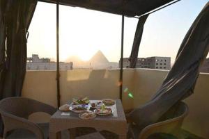 Jessy`s Hotel في القاهرة: طاولة طعام على شرفة مطلة