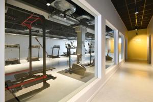 una palestra con diverse attrezzature sportive in una stanza di ibis Styles Namur a Namur