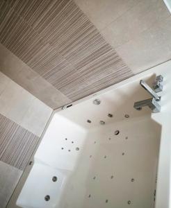 - Baño con techo y ducha en Hacienda Kolenda en Mostar