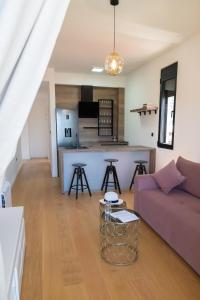 sala de estar con sofá y cocina en Видовые апартаменты в здании Manor en Tivat