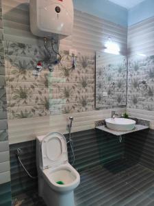 La salle de bains est pourvue de toilettes et d'un lavabo. dans l'établissement The Nush Stays, à Manali