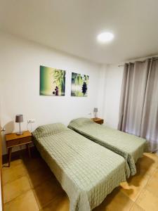 two beds in a hotel room with two bedsvisor at Schöne Unterkunft mit Pool und Terrasse. in Denia +13 photos