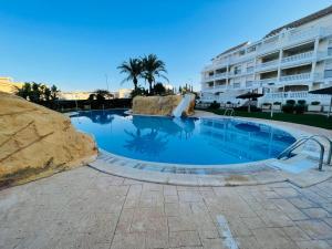 a large swimming pool in front of a hotel at Schöne Unterkunft mit Pool und Terrasse. in Denia