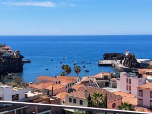 Una vista de una ciudad con barcos en el agua. en Stunning Lobos View, en Câmara de Lobos