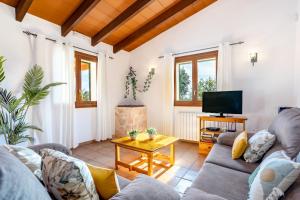 A television and/or entertainment centre at Son Garrot by dracmallorca