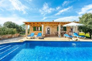 een villa met een zwembad en een huis bij Son Garrot mit Pool und Wifi in Santanyi