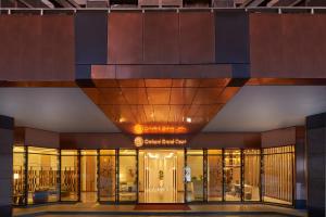 un hall d'un bâtiment avec des portes en verre dans l'établissement Orchard Grand Court, à Singapour