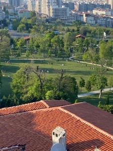 貝利都茲的住宿－Beylikdüzü bölgesinde tarz daire，享有红色屋顶公园和城市的景色