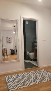 Cette chambre comprend une salle de bains pourvue de toilettes et d'un miroir. dans l'établissement Sarajevo New Apartments, à Sarajevo