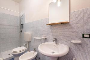 アルカモ・マリーナにあるCasa Azzurraのバスルーム(洗面台、トイレ、鏡付)