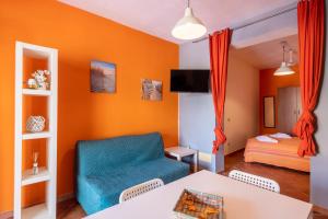 アルカモ・マリーナにあるCasa Azzurraのリビングルーム(青い椅子、ベッド付)