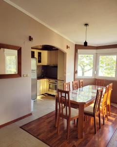 - une cuisine et une salle à manger avec une table et des chaises dans l'établissement Hacienda Kolenda, à Mostar