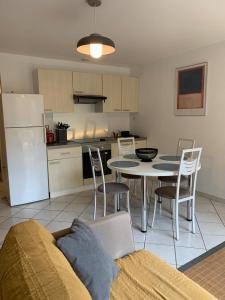 a kitchen and dining room with a table and chairs at Gîte du Triskell Le Domaine de Coat Rogan in Pommerit-Jaudy