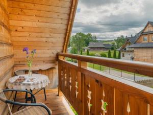 Balkón nebo terasa v ubytování Domek Regionalny Bąkowo Chatka