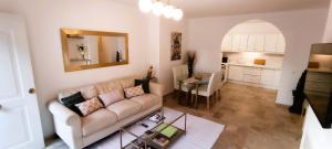 uma sala de estar com um sofá e uma mesa em Apartamento con Jardin y Piscina en Playa em Estepona