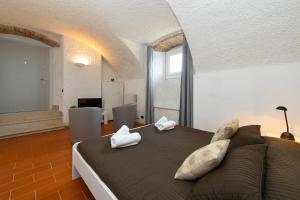 a bedroom with a large bed in a room at Rustico Belvedere by Garda FeWo in Soiano del Lago