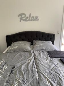 Una cama con un cartel de metal en la pared. en Ferien- und Monteurwohnung mit großem Garten, en Oldenburg
