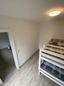 ein Schlafzimmer mit einem Bett in einem Zimmer in der Unterkunft Ferienhaus mit großem Garten in Oldenburg
