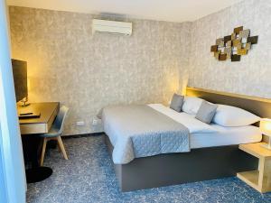 Uma cama ou camas num quarto em Hotel Mlynska
