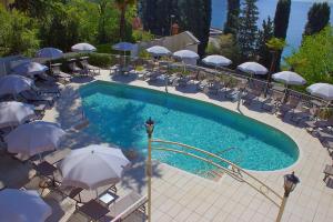 een zwembad met parasols en stoelen en een zwembad bij Hotel Excelsior Le Terrazze in Garda