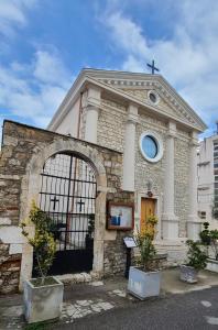 una chiesa con una croce sopra. di Old town boulevard apartment in city center a Durrës
