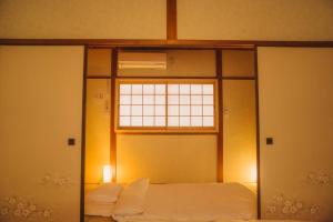 京都市にあるKokoro no sato・RYUUの大きな鏡付きのベッドが備わる客室です。