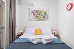 um quarto com uma cama com toalhas em My Way room, parking, sea view, terrace em Rijeka