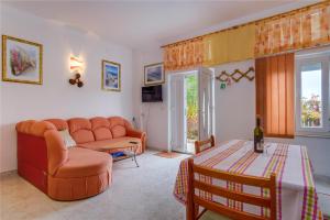 マリ・ロシニにあるHouse Amalija Sea View Apartmentsのソファとテーブルのあるリビングルーム