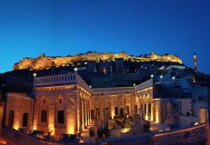 un edificio con una montaña en el fondo en Legacy Mesopotamia Hotel, en Mardin